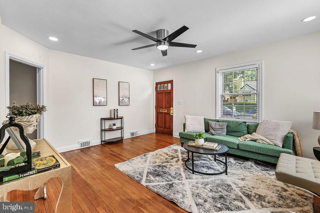 812 Forest Glen Road Silver Spring, MD 20901 - Photo 5 of 55