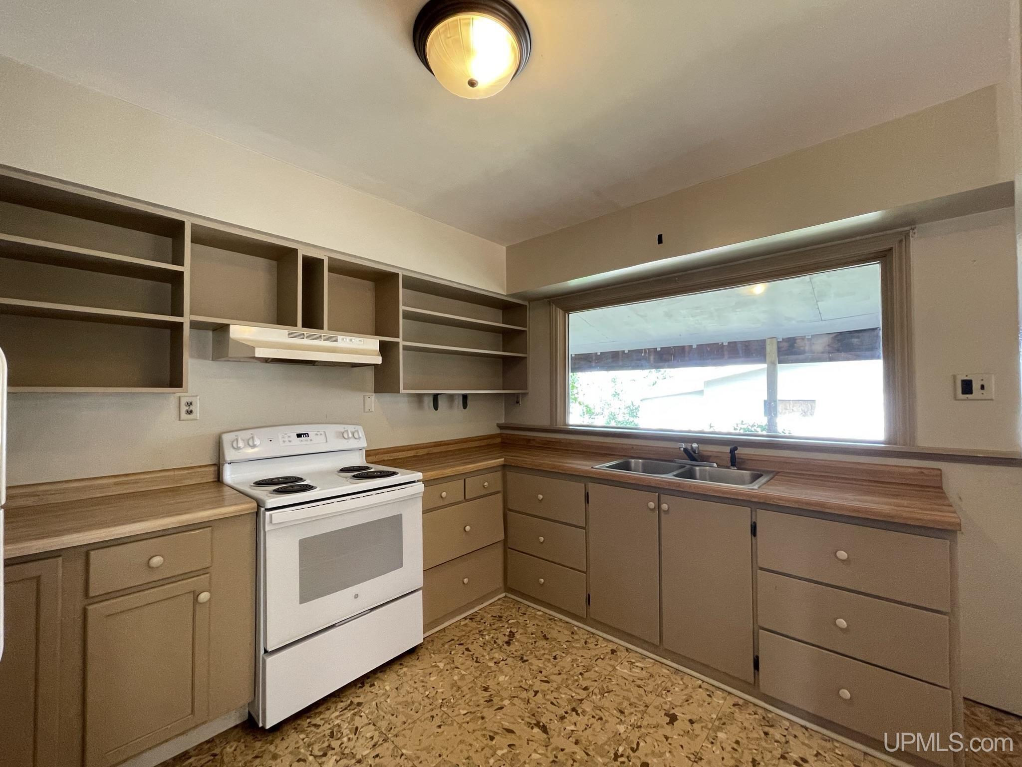 102 West Fall Street L'Anse, MI 49946 - Photo 8 of 43