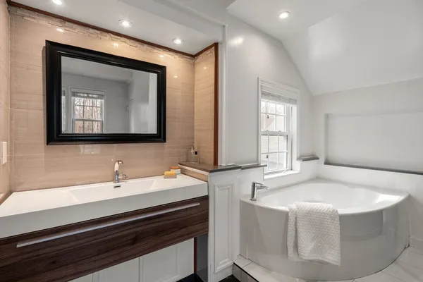 $1,895,000 | 102 Washington Street, Sherborn, MA 01770