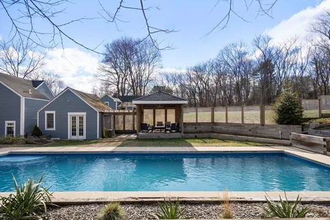 $1,895,000 | 102 Washington Street, Sherborn, MA 01770