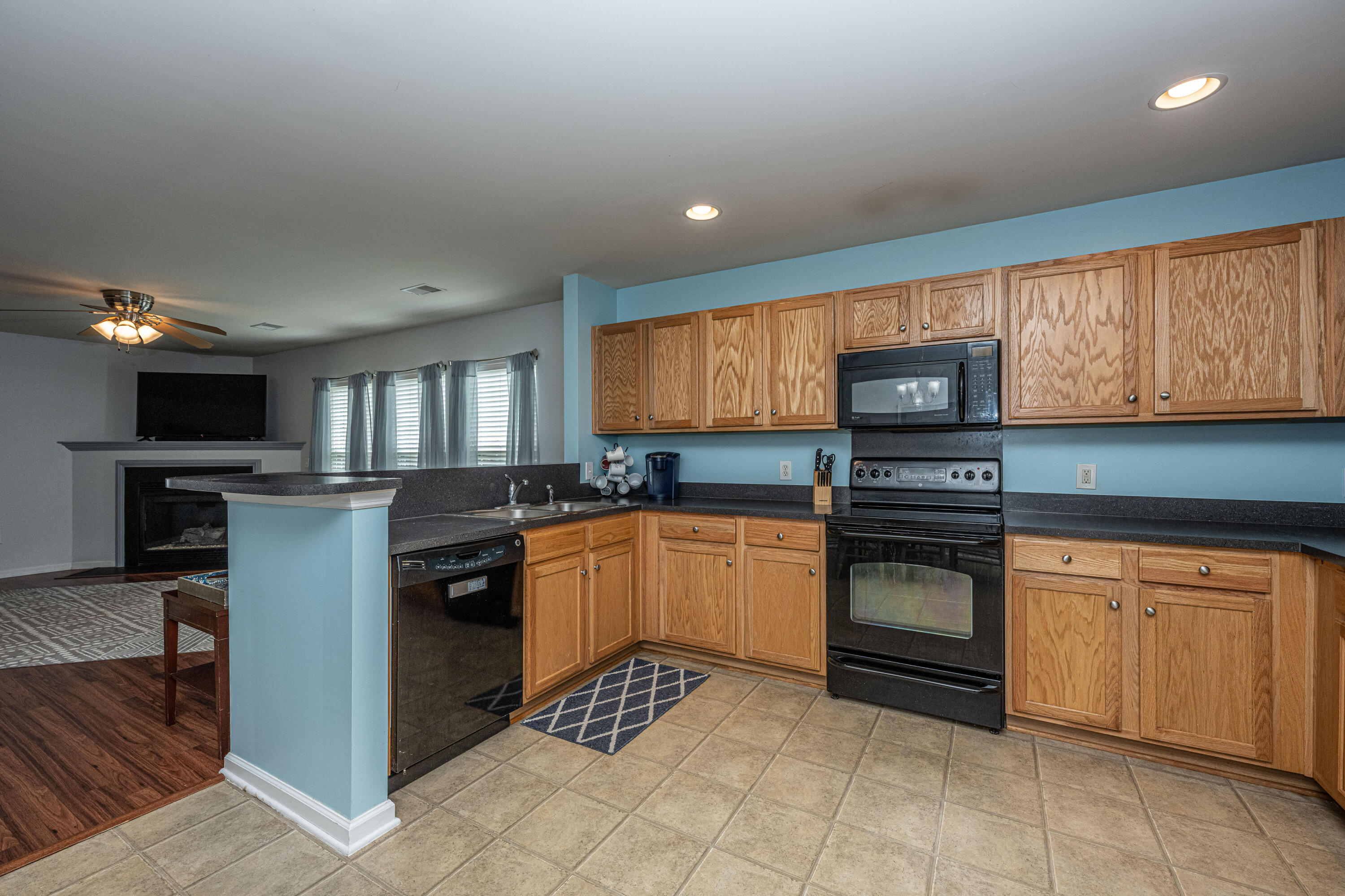 224 Myrtle Way Summerville, SC 29483 - Photo 10 of 35 Large Kitchen