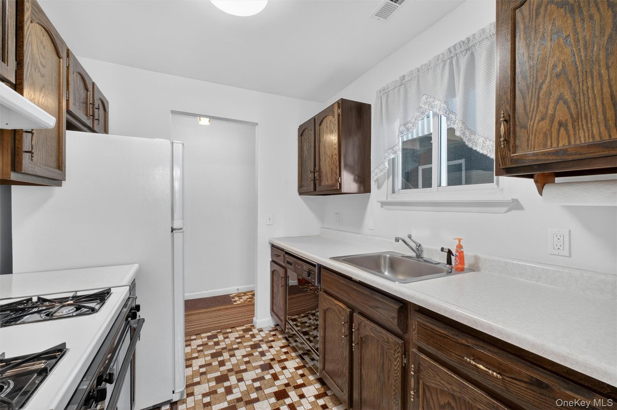 301 Commons Way, Unit C (FIRST FLOOR) Fishkill, NY 12524 - Photo 6 of 37