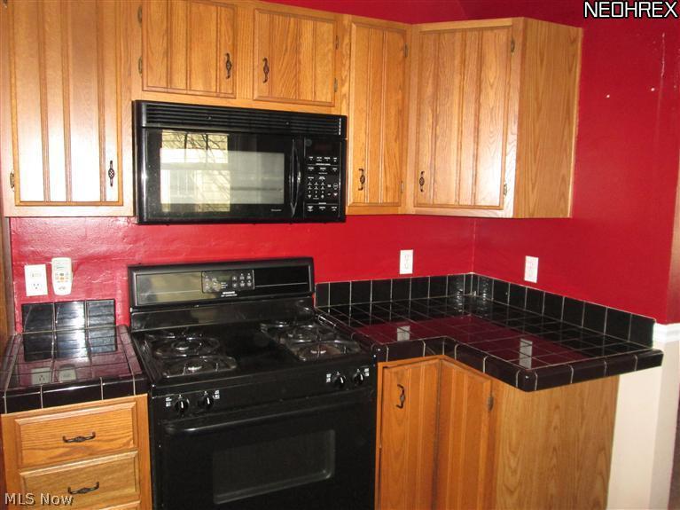 1368 Plainfield Road Cleveland, OH 44121 - Photo 6 of 12