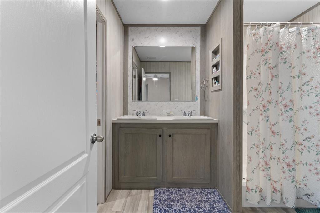 4686 C R 656 Webster, FL 33597 - Photo 20 of 32 a bathroom with a sink and a mirror