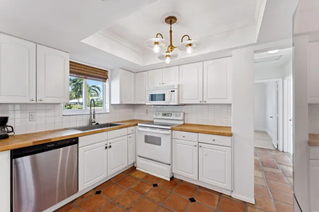 $3,600 | 239 Southeast 34th Avenue, Boynton Beach, FL 33435