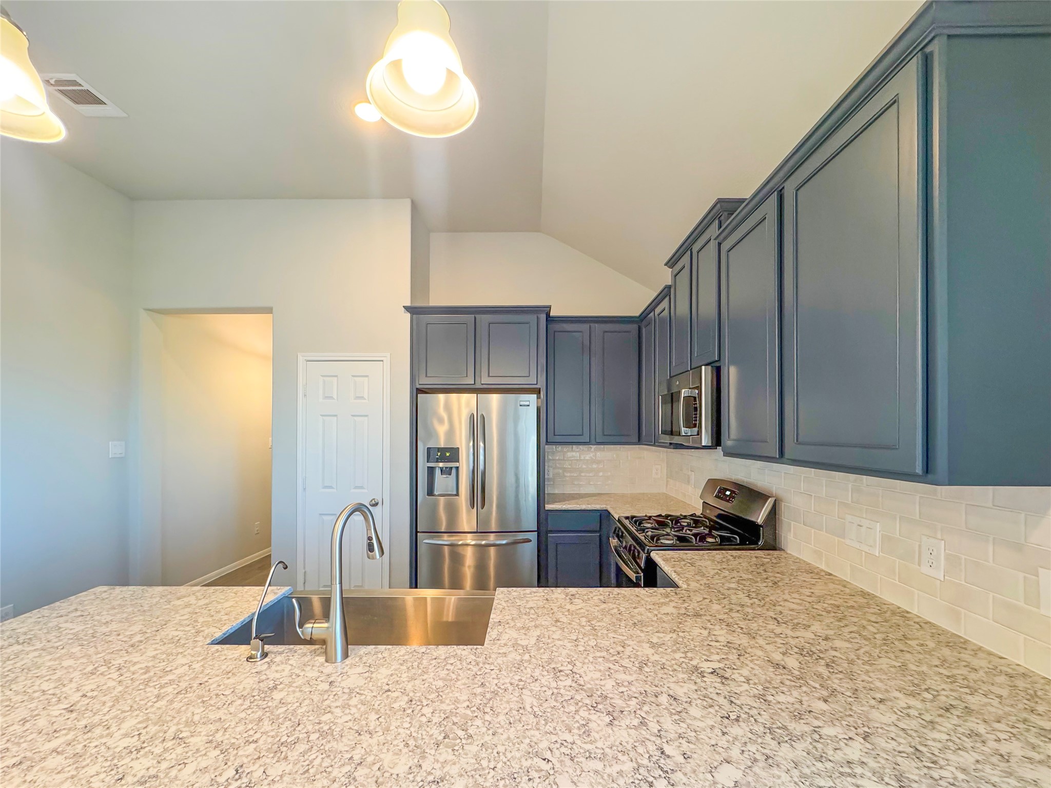 1707 Prairie Ridge Court Angleton, TX 77515 - Photo 13 of 39 Gallery Image 13