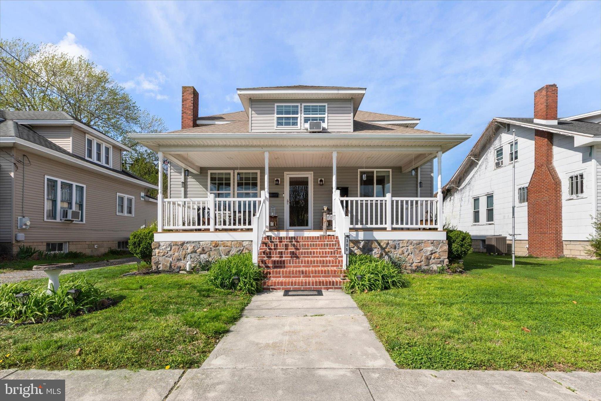 305 East Jewell Street Delmar, DE 19940 - Photo 2 of 33 Charming Front Porch