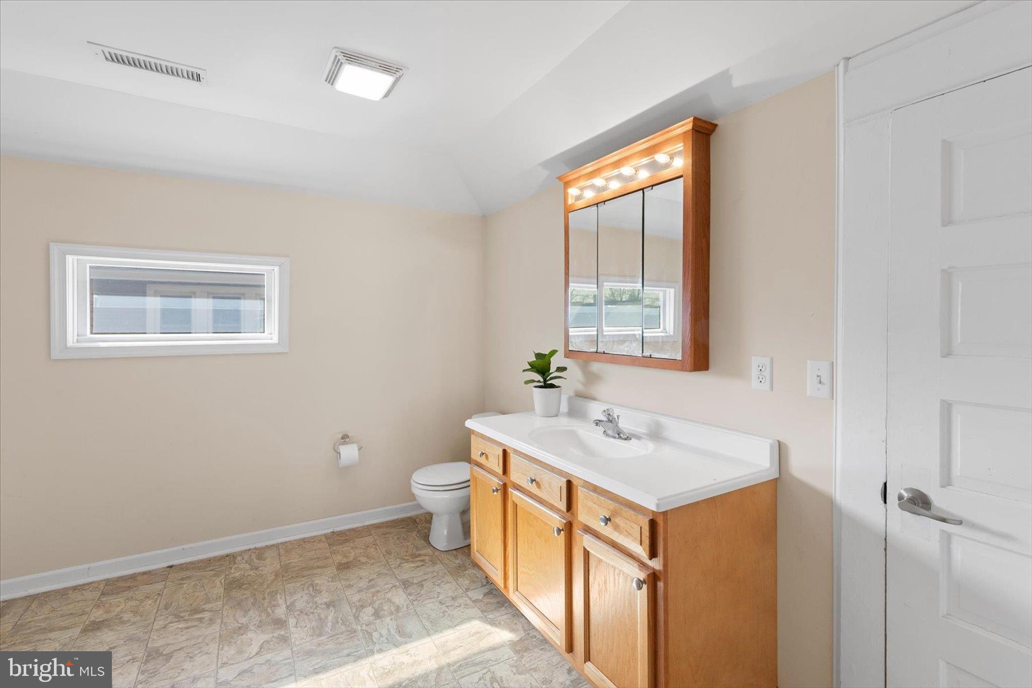 305 East Jewell Street Delmar, DE 19940 - Photo 23 of 33 Upstairs Full Bathroom