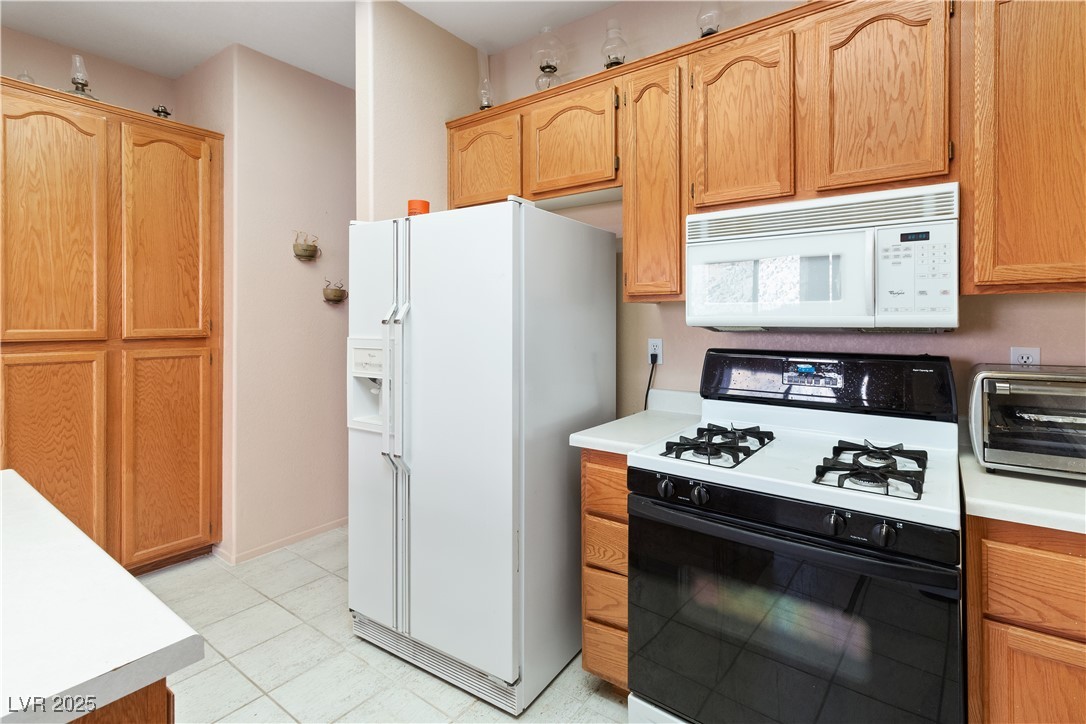 3342 Pheasant Canyon Way, Unit 1013 Laughlin, NV 89029 - Photo 19 of 74 Kitchen with white appliances, light countertops,