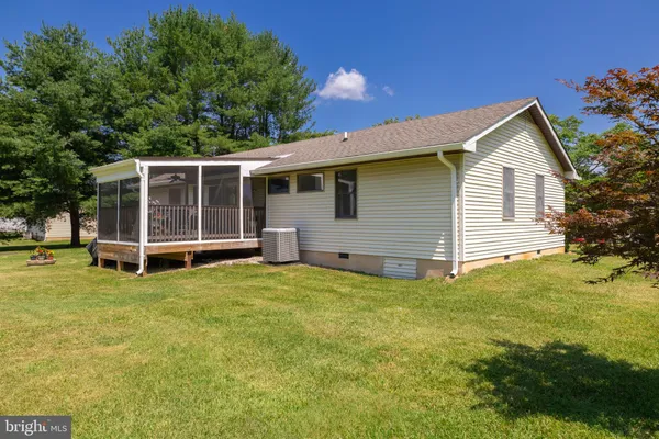 a view of a house with backyard and garden