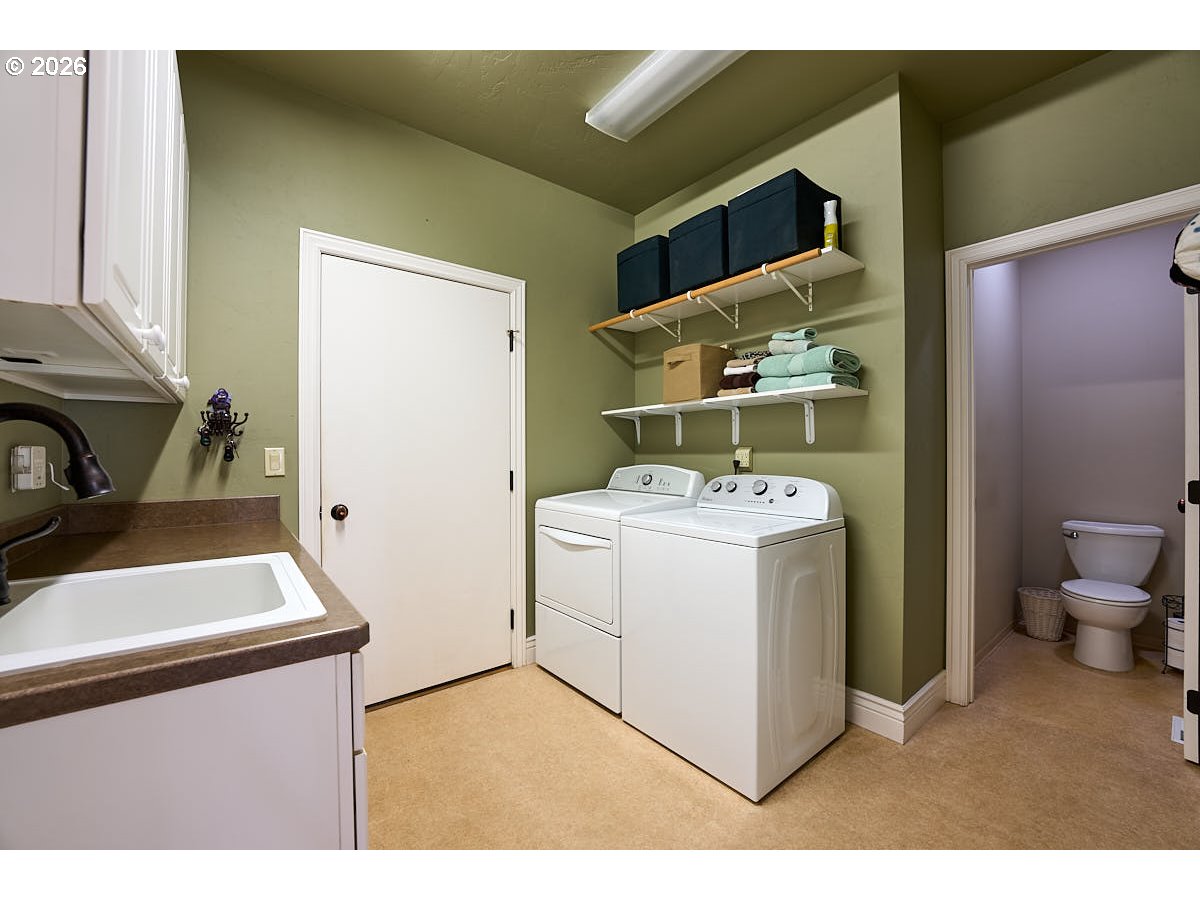 612 North Mill Street Joseph, OR 97846 - Photo 25 of 32 a utility room with dryer and washer