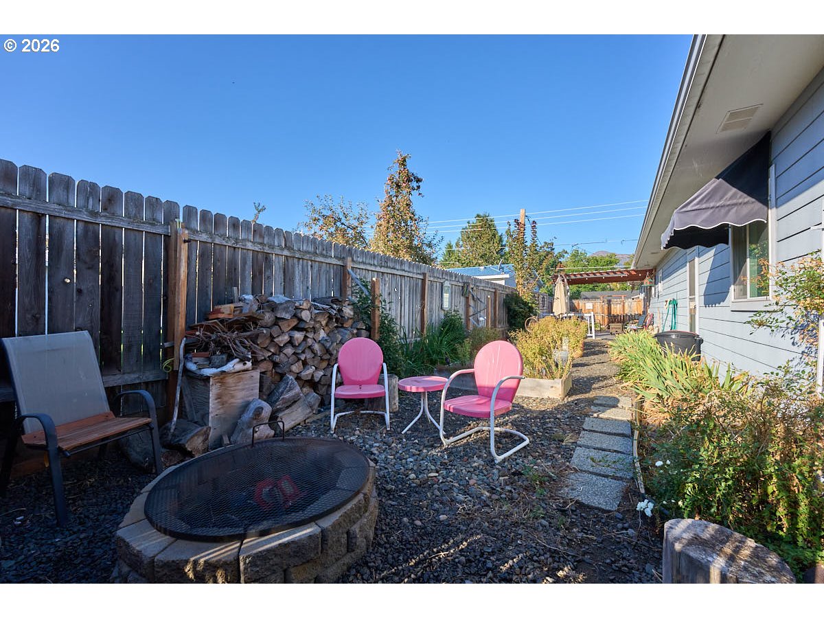 612 North Mill Street Joseph, OR 97846 - Photo 27 of 32 a view of a chairs and table in patio