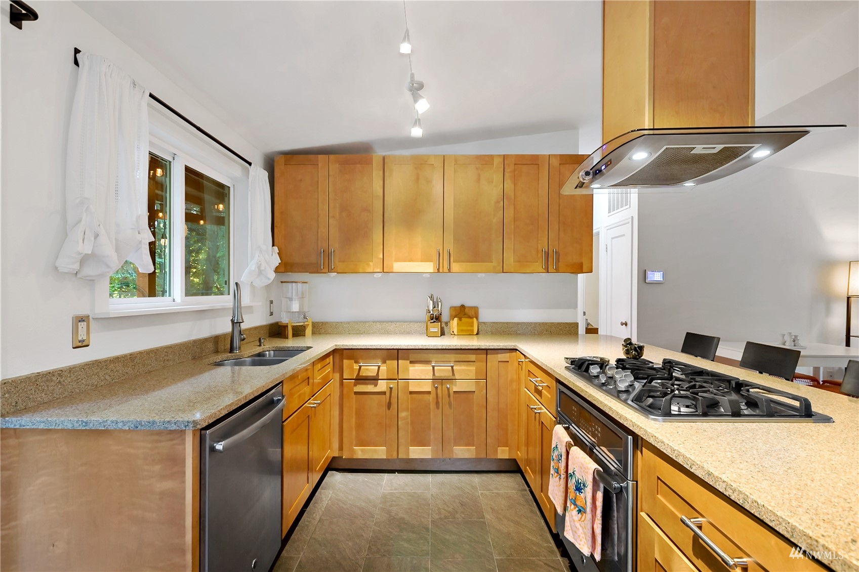 15403 Southeast 142nd Place Renton, WA 98059 - Photo 4 of 36 Gallery Image 4