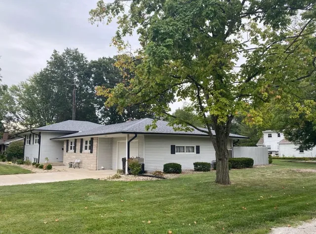 $249,995 | 9 Orchard Drive, Charleston, IL 61920