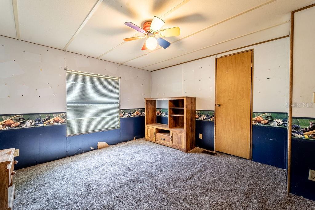 24031 Armadillo Road Astor, FL 32102 - Photo 26 of 43 a view of a livingroom with furniture and an fan