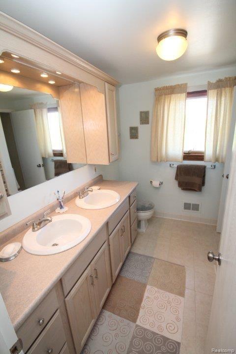 47826 Tilch Road Macomb, MI 48044 - Photo 13 of 23 Upstairs Bath