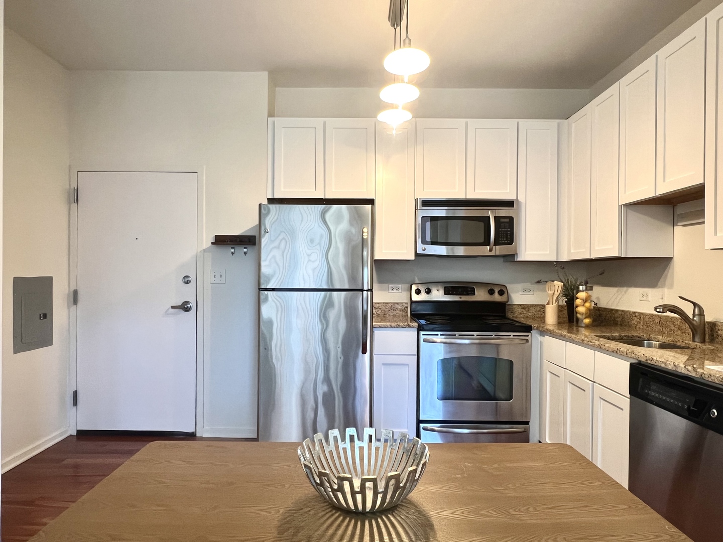 1 East 8th Street, Unit 307 Chicago, IL 60605 - Photo 20 of 24 a kitchen with a stove a refrigerator and a sink