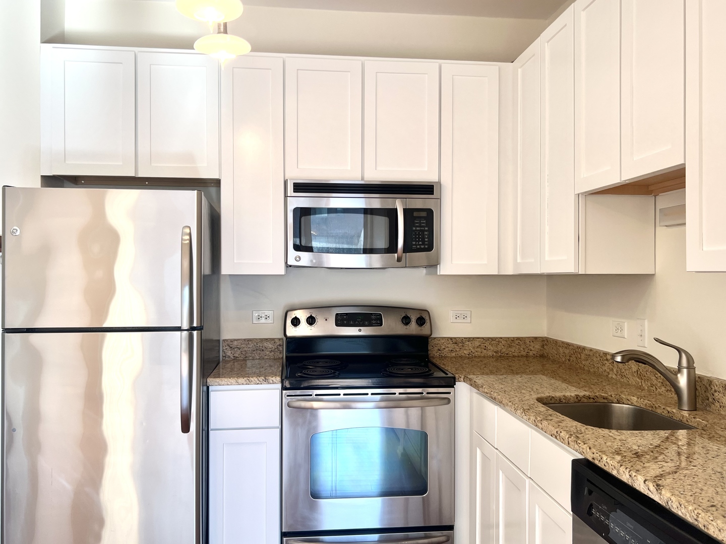 1 East 8th Street, Unit 307 Chicago, IL 60605 - Photo 7 of 23 a kitchen with appliances a microwave and cabinets