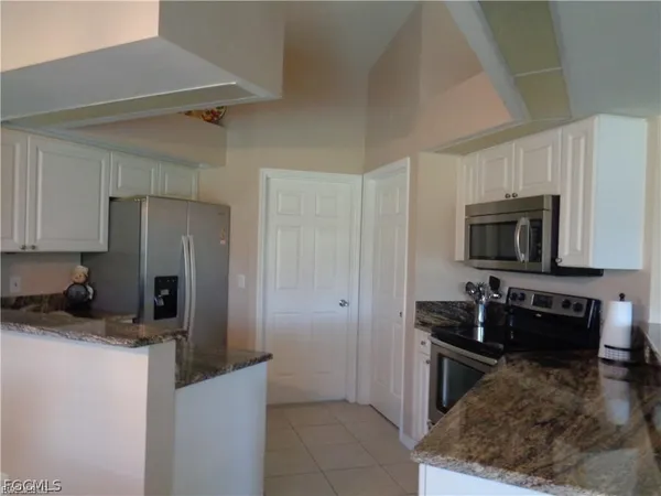 $2,600 | 2127 Southwest 52nd Lane, Cape Coral, FL 33914