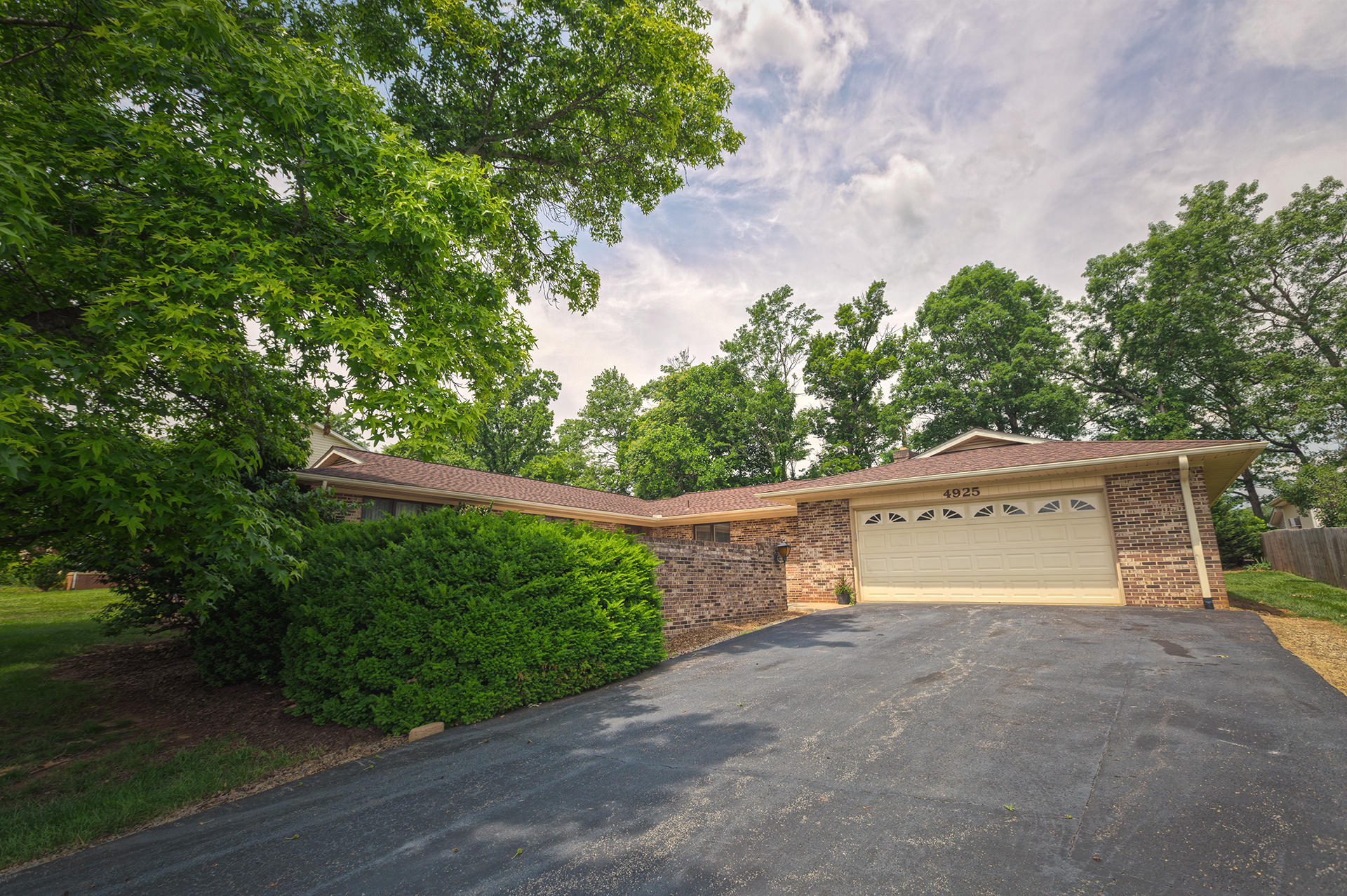 4925 Grape Tree Lane Roanoke, VA 24018 - Photo 2 of 27 a view of a outdoor space