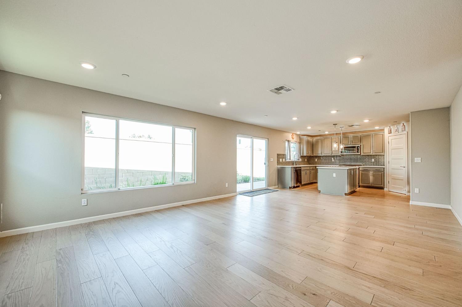 987 North Filbert Avenue Fresno, CA 93727 - Photo 9 of 38