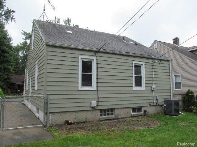 838 Columbia Road Berkley, MI 48072 - Photo 8 of 25 261-929756 - Rear Left.JPG