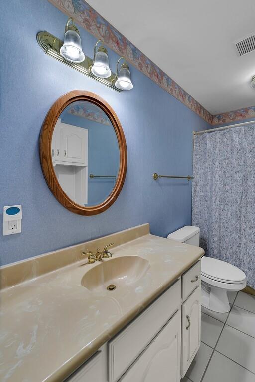 3111 Rockbridge Road Waco, TX 76657 - Photo 22 of 40 a bathroom with a sink and a mirror