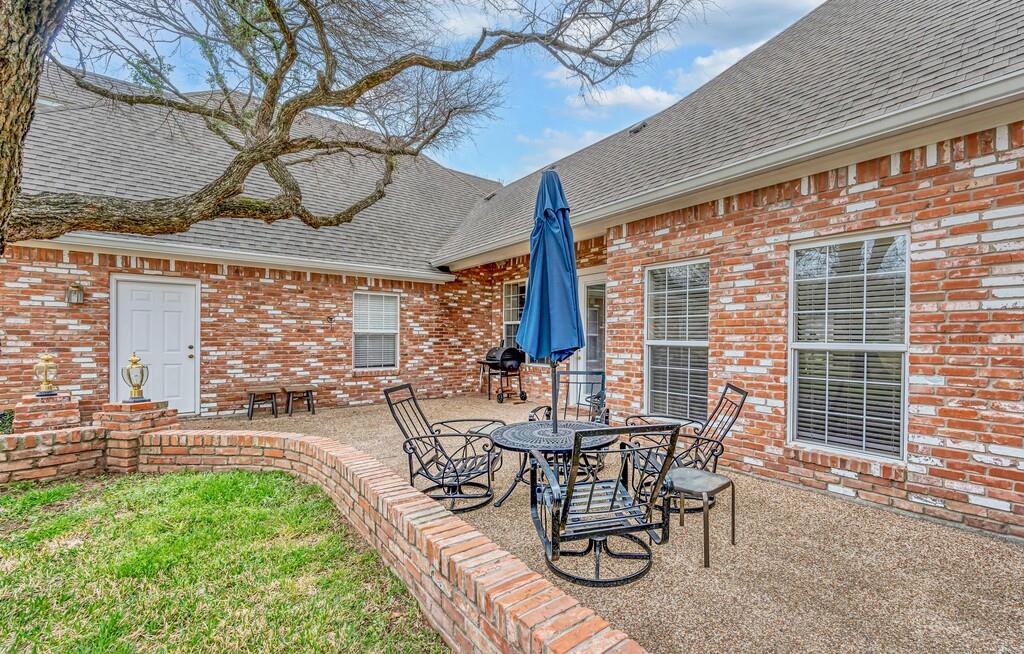 3111 Rockbridge Road Waco, TX 76657 - Photo 30 of 40 a view of a patio with table and chairs and potted plants