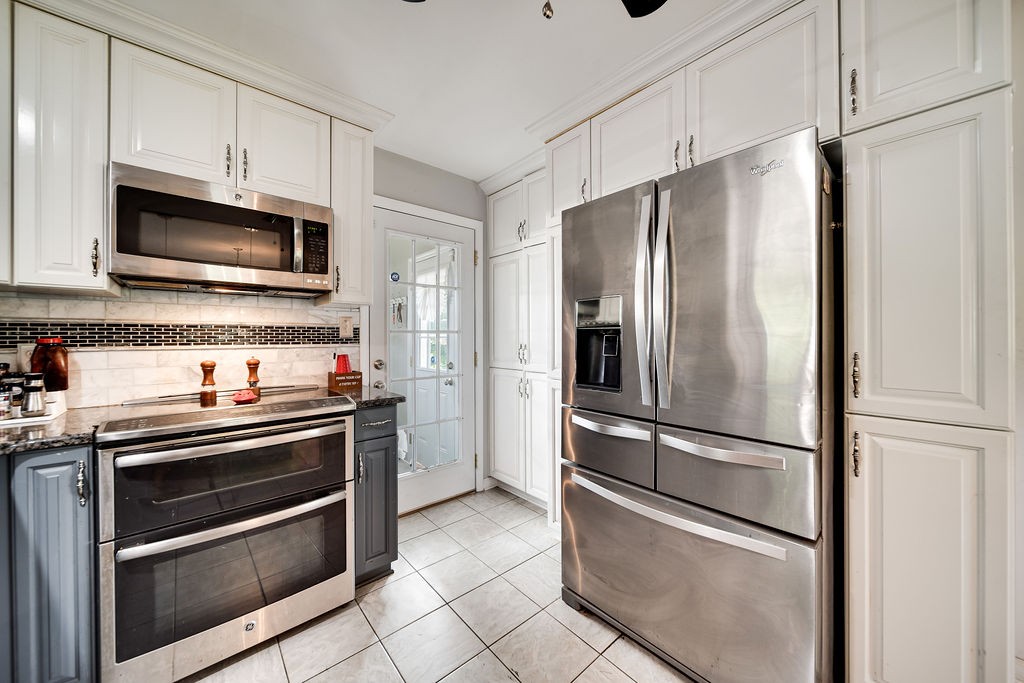 6634 Flewellyn Road Springfield, TN 37172 - Photo 28 of 49 a kitchen with stainless steel appliances granite countertop a refrigerator and a stove top oven