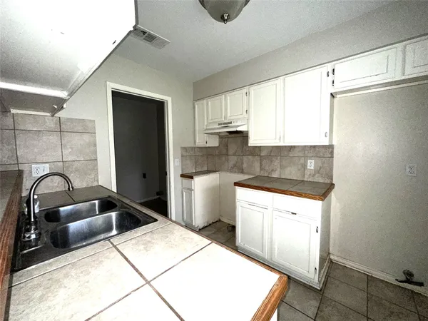$200,000 | 11024 State Highway 71, El Campo, TX 77437