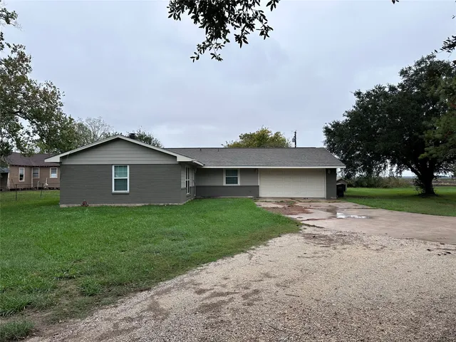 $200,000 | 11024 State Highway 71, El Campo, TX 77437