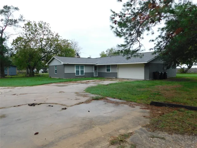 $200,000 | 11024 State Highway 71, El Campo, TX 77437