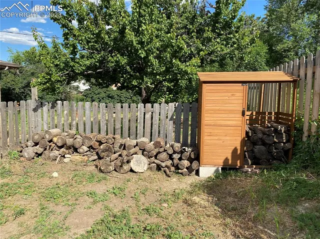 a view of backyard with garden and trees
