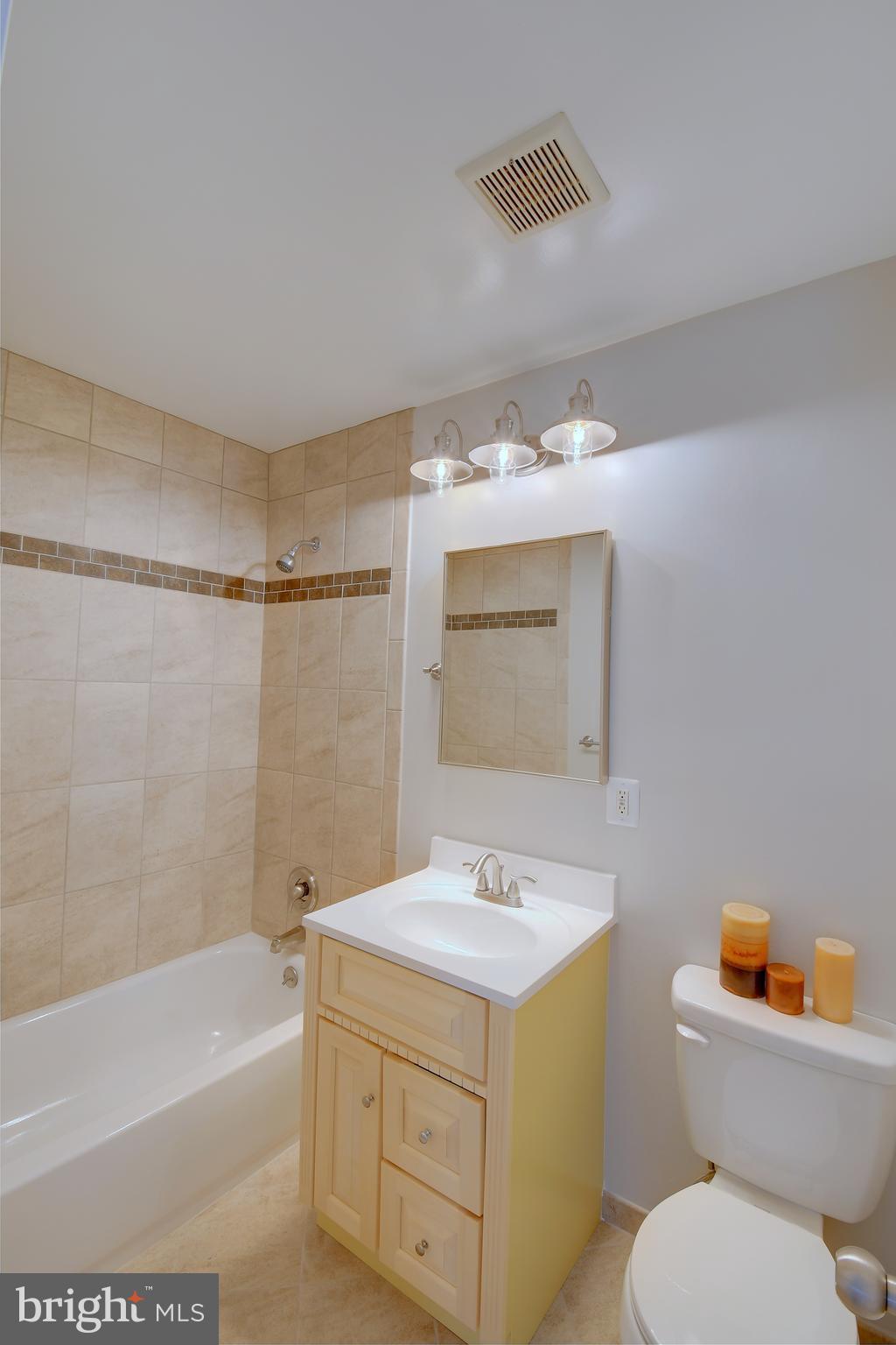 2276 White Cornus Lane Reston, VA 20191 - Photo 15 of 18 Bath