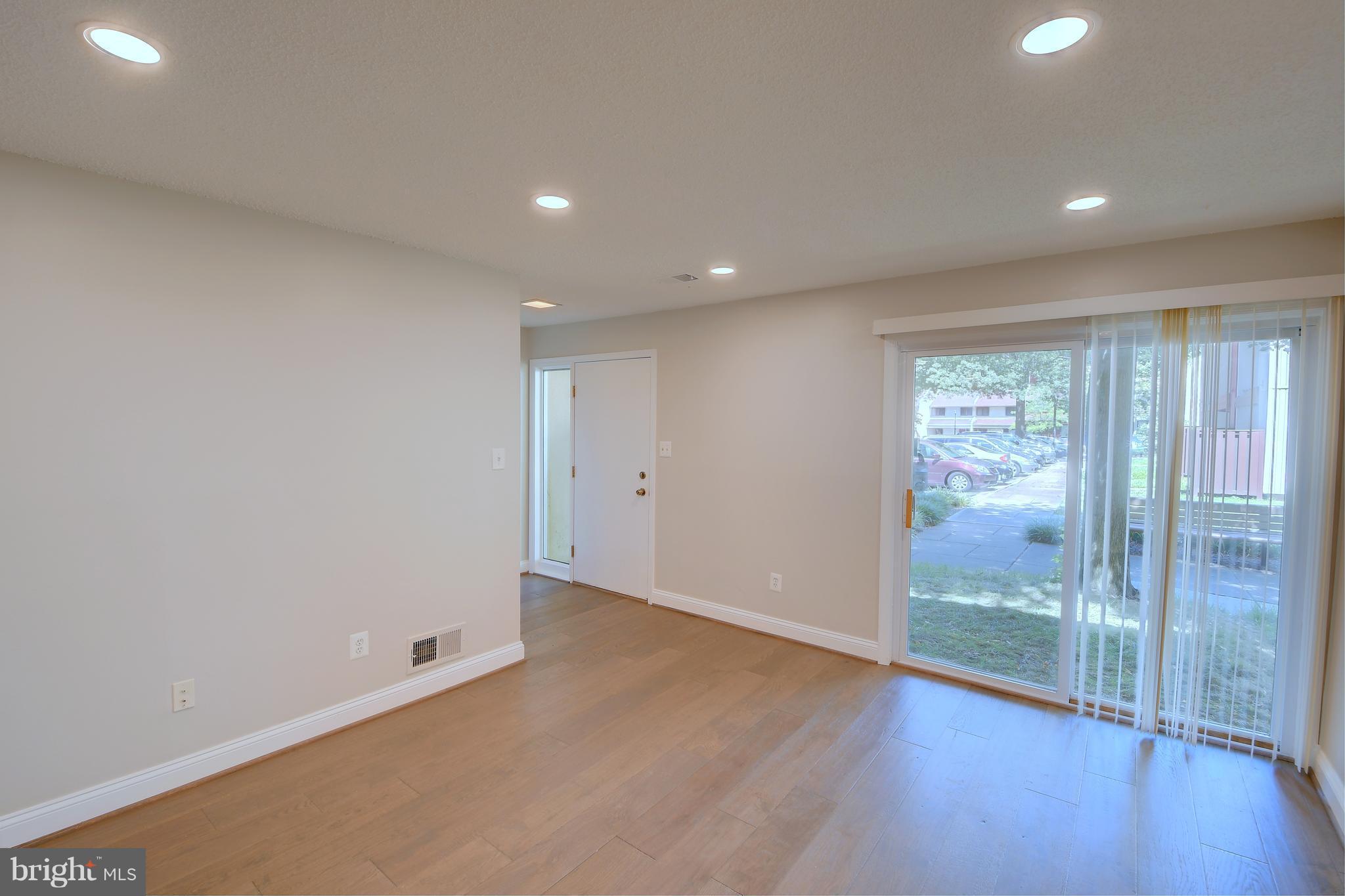 2276 White Cornus Lane Reston, VA 20191 - Photo 4 of 18 Living Room