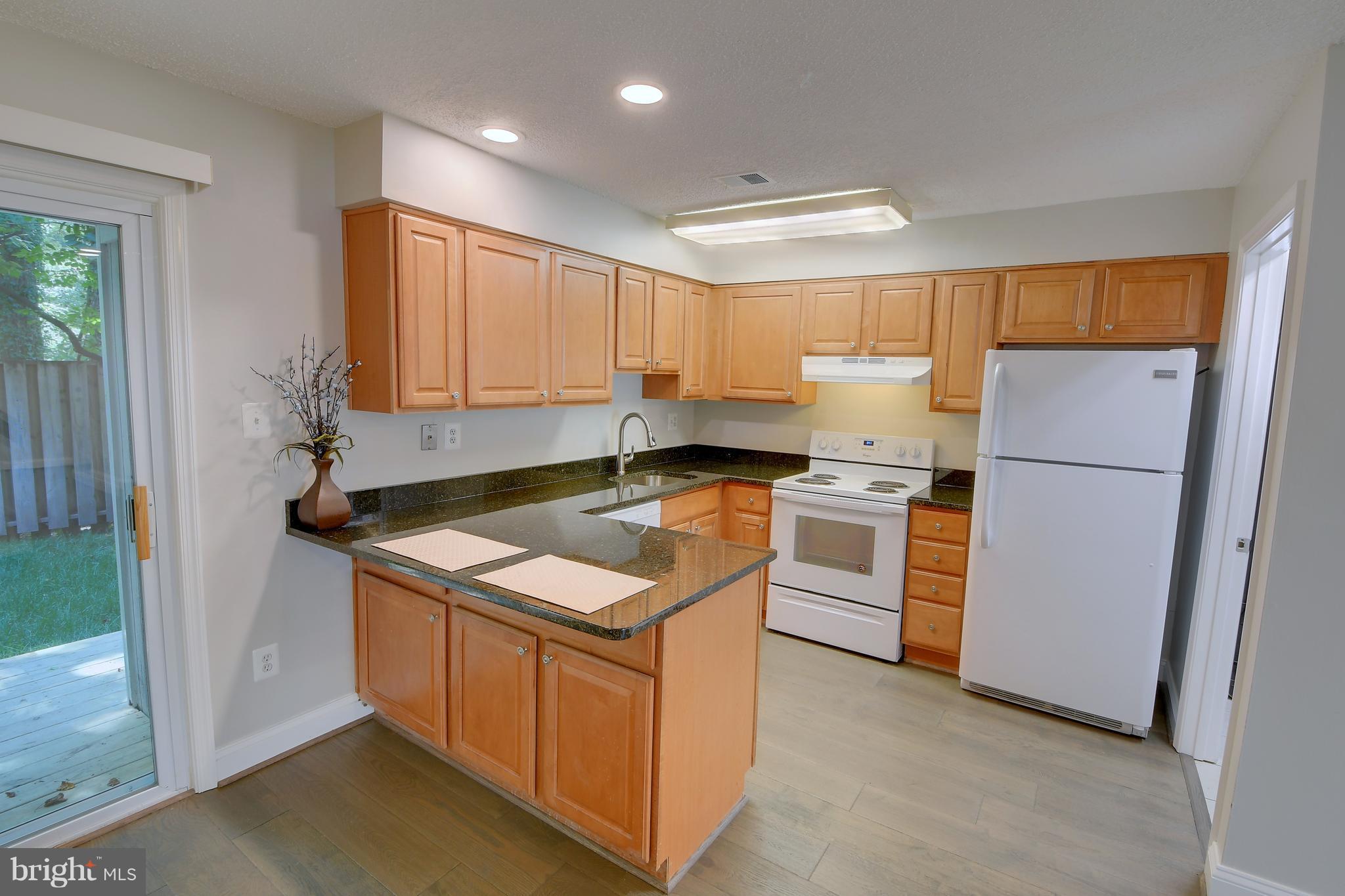 2276 White Cornus Lane Reston, VA 20191 - Photo 6 of 18 Kitchen