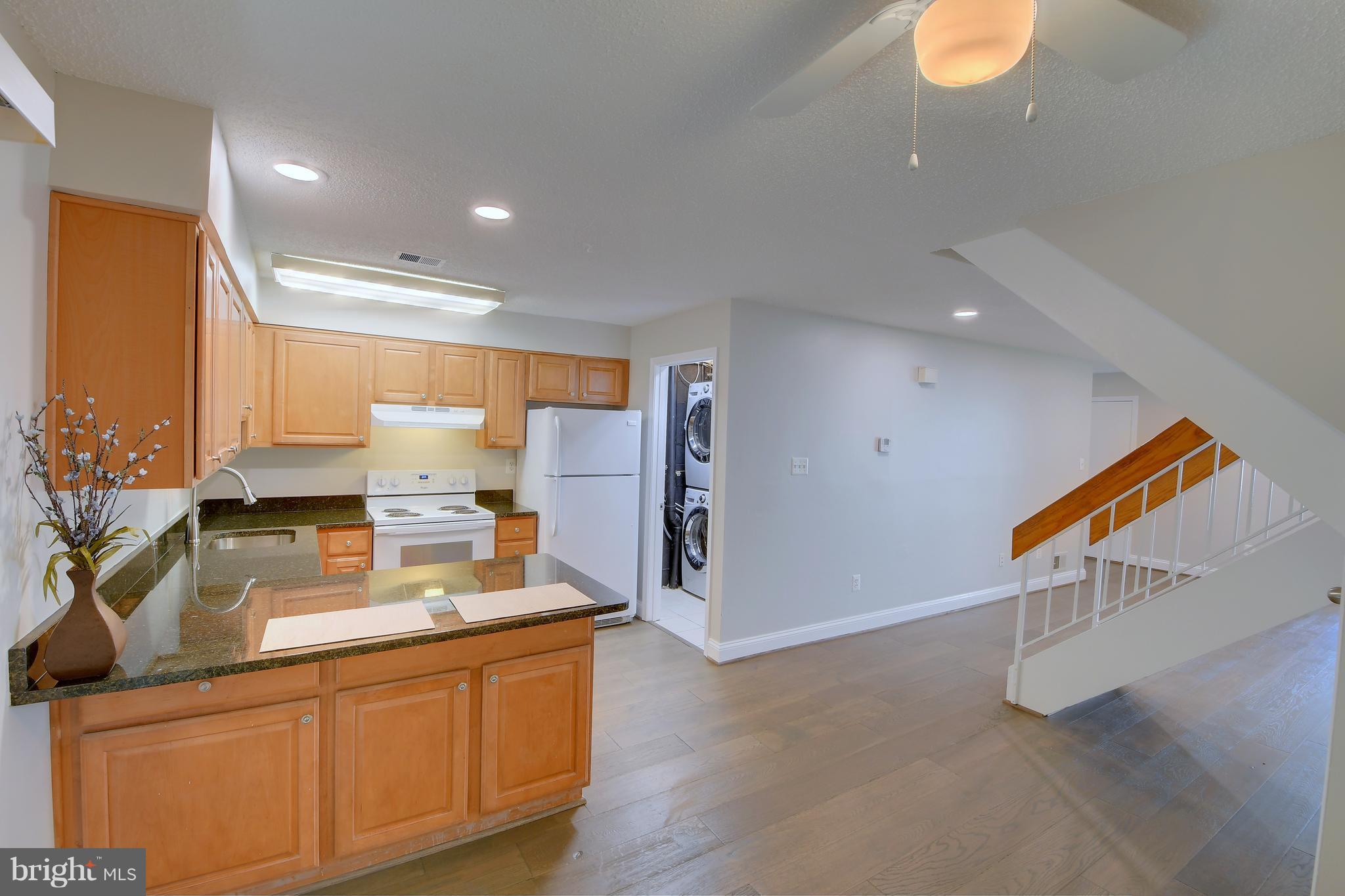 2276 White Cornus Lane Reston, VA 20191 - Photo 9 of 18 Kitchen