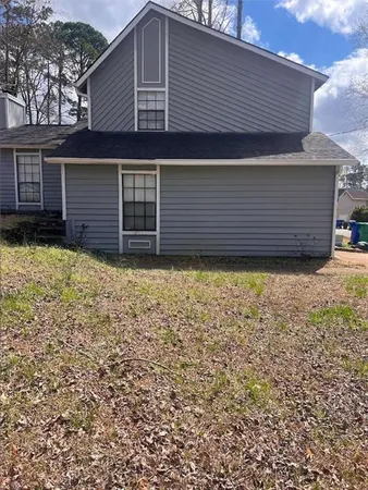 a view of a house with a yard