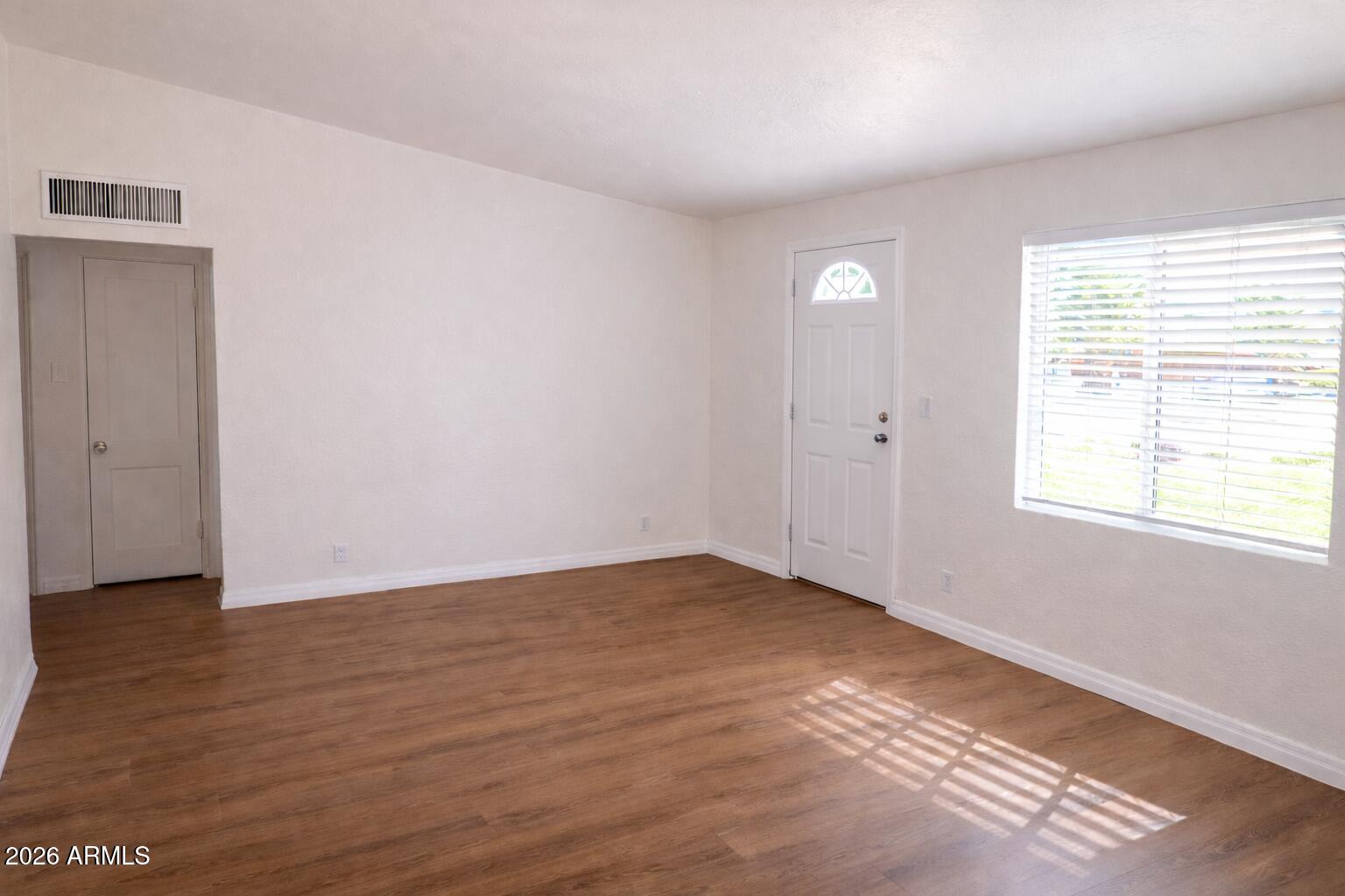 1918 West Colter Street Phoenix, AZ 85015 - Photo 2 of 11 Living Room