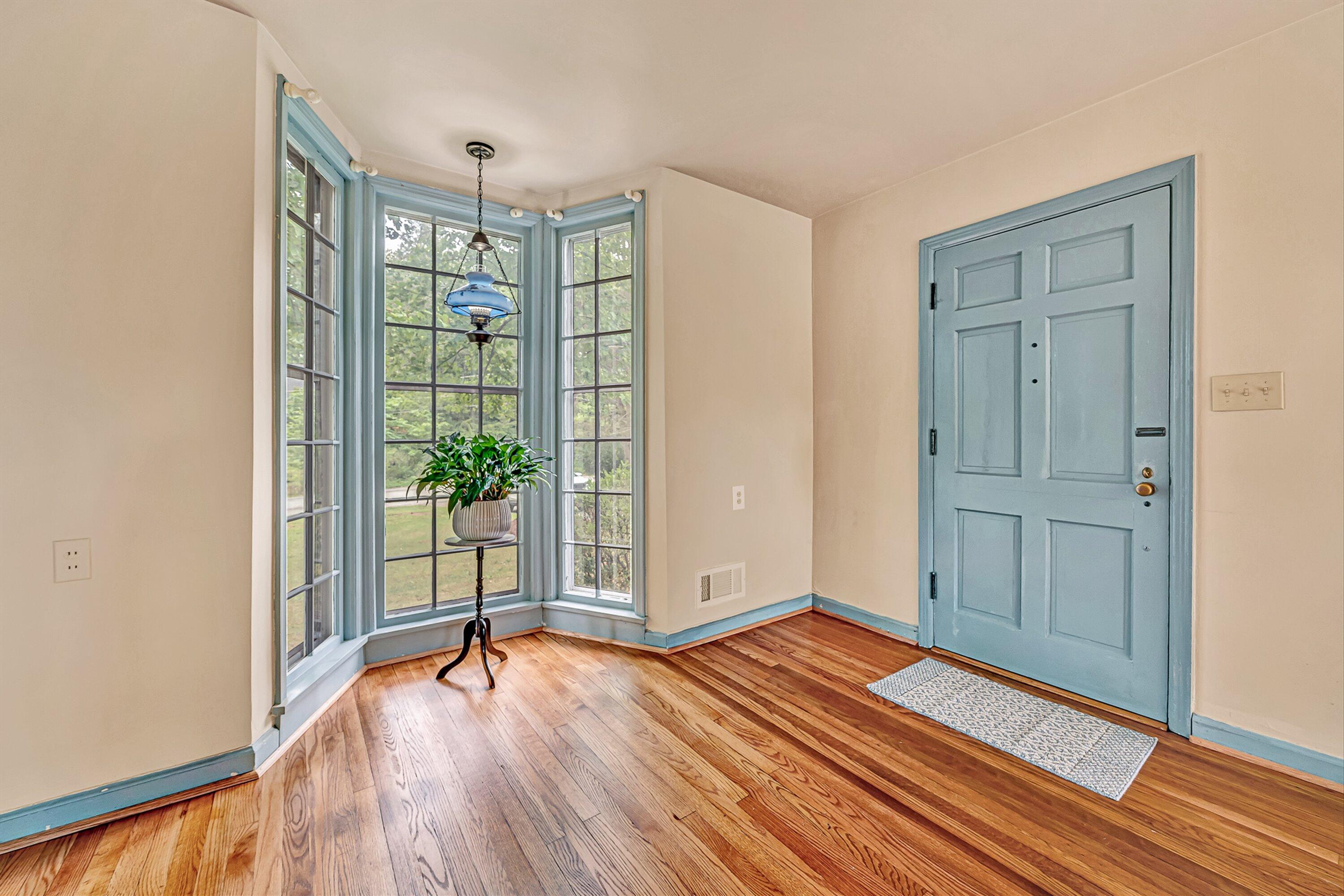 1035 Clearfield Road Southwest Roanoke, VA 24015 - Photo 5 of 43 Front room