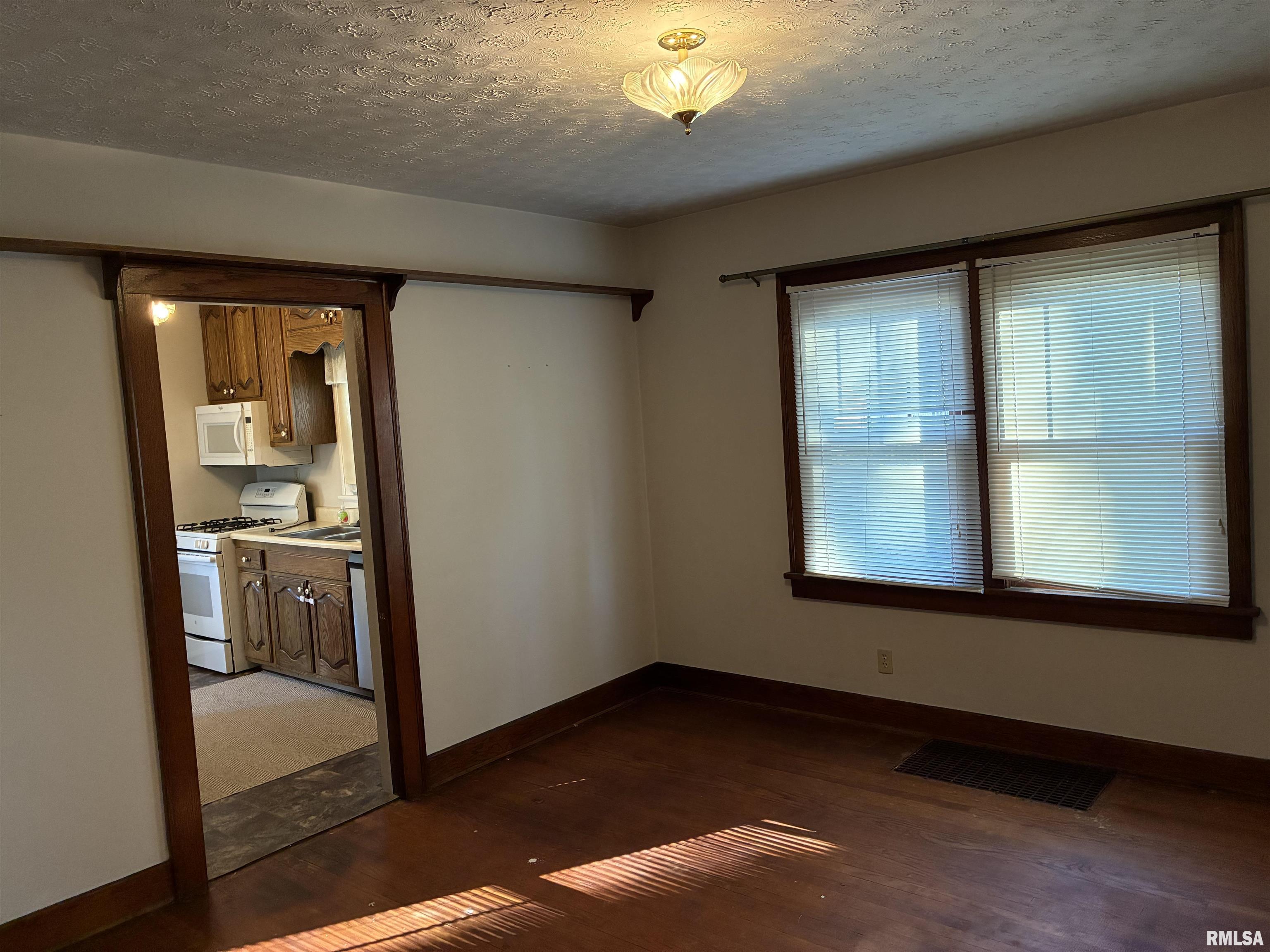 422 45th Street Moline, IL 61265 - Photo 4 of 18