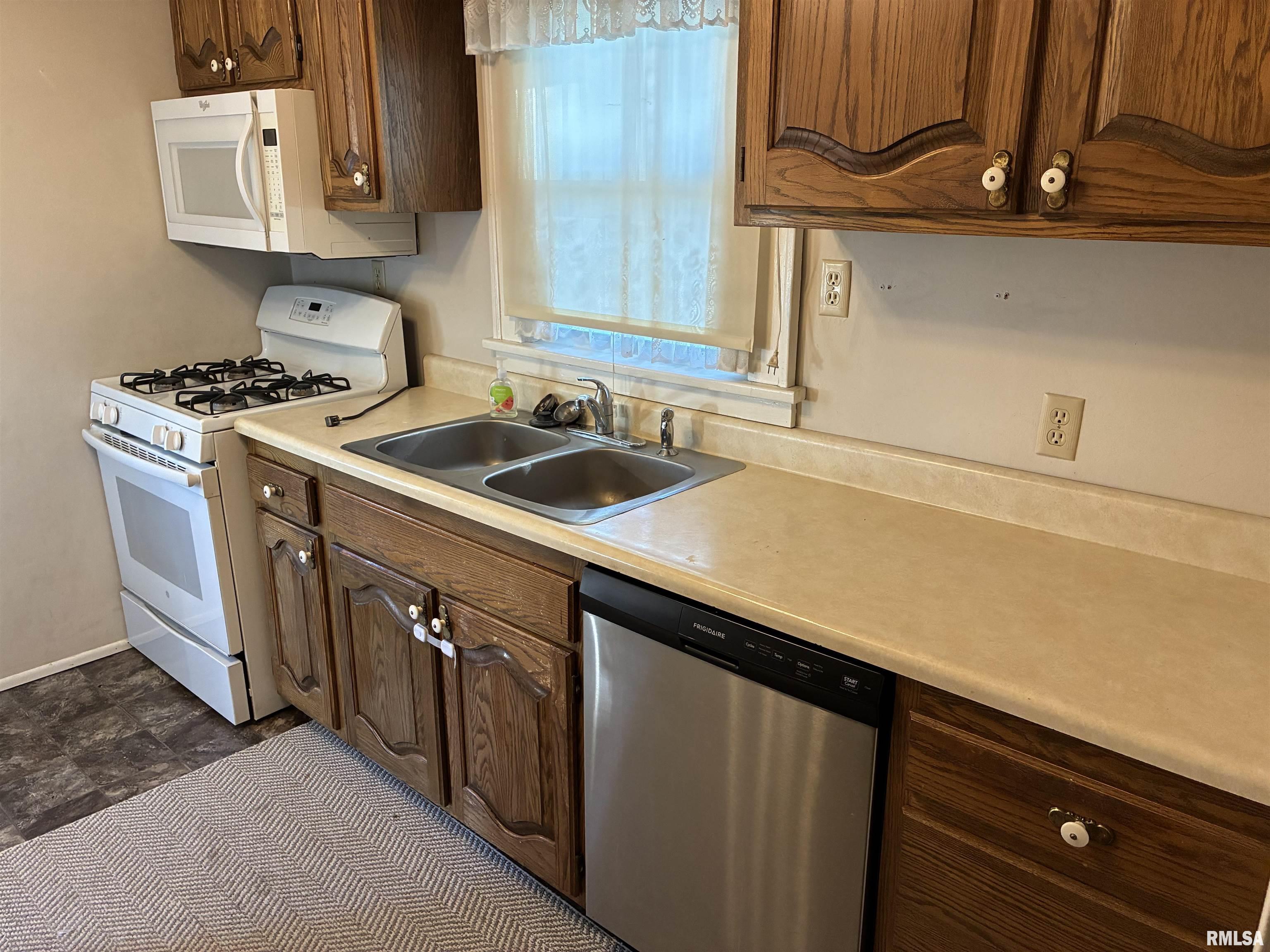 422 45th Street Moline, IL 61265 - Photo 7 of 18