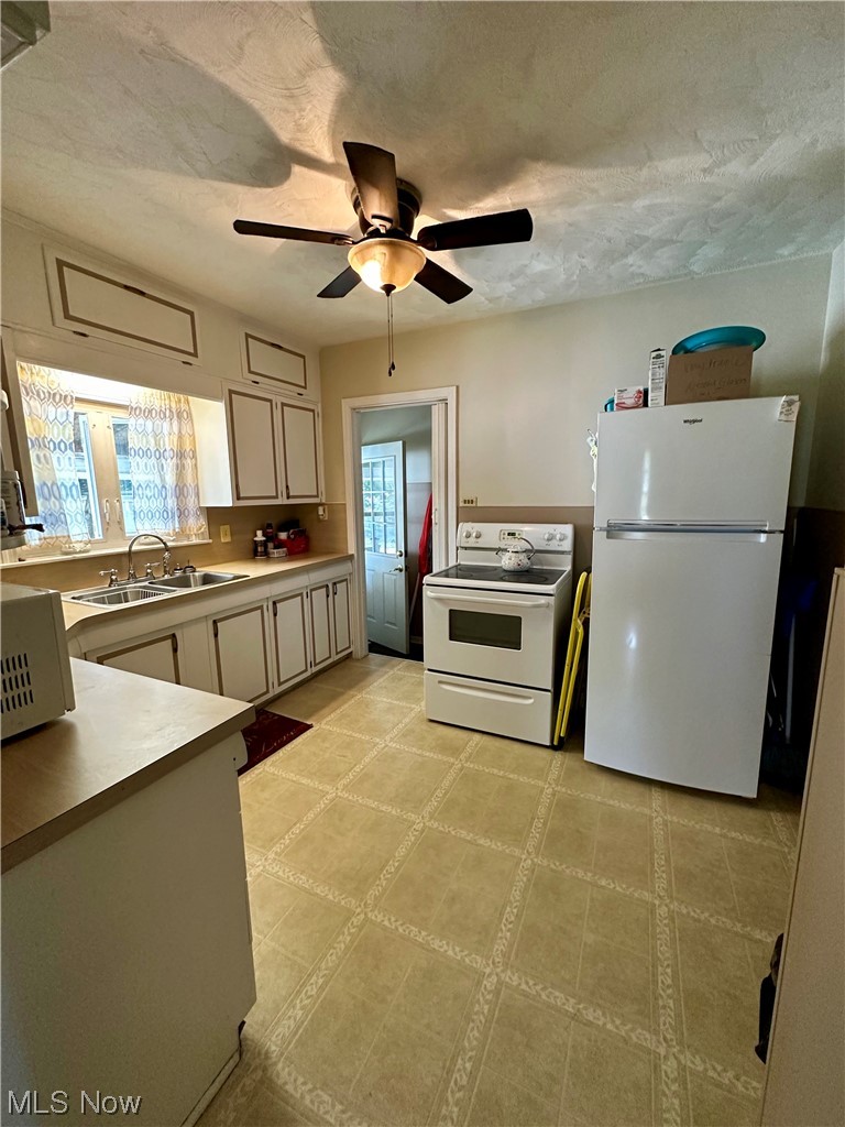 899 Roseland Road Alliance, OH 44601 - Photo 6 of 19 kitchen view