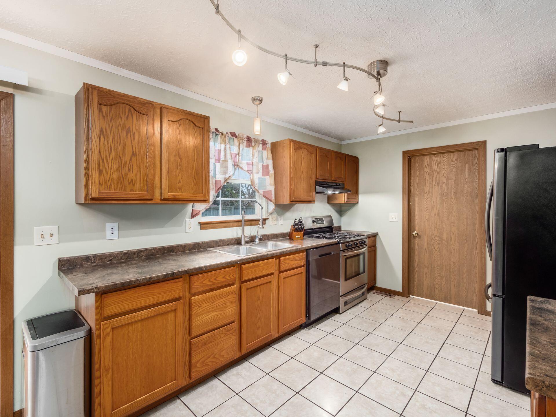 5041 Cook Road Ashville, OH 43103 - Photo 12 of 43 Kitchen