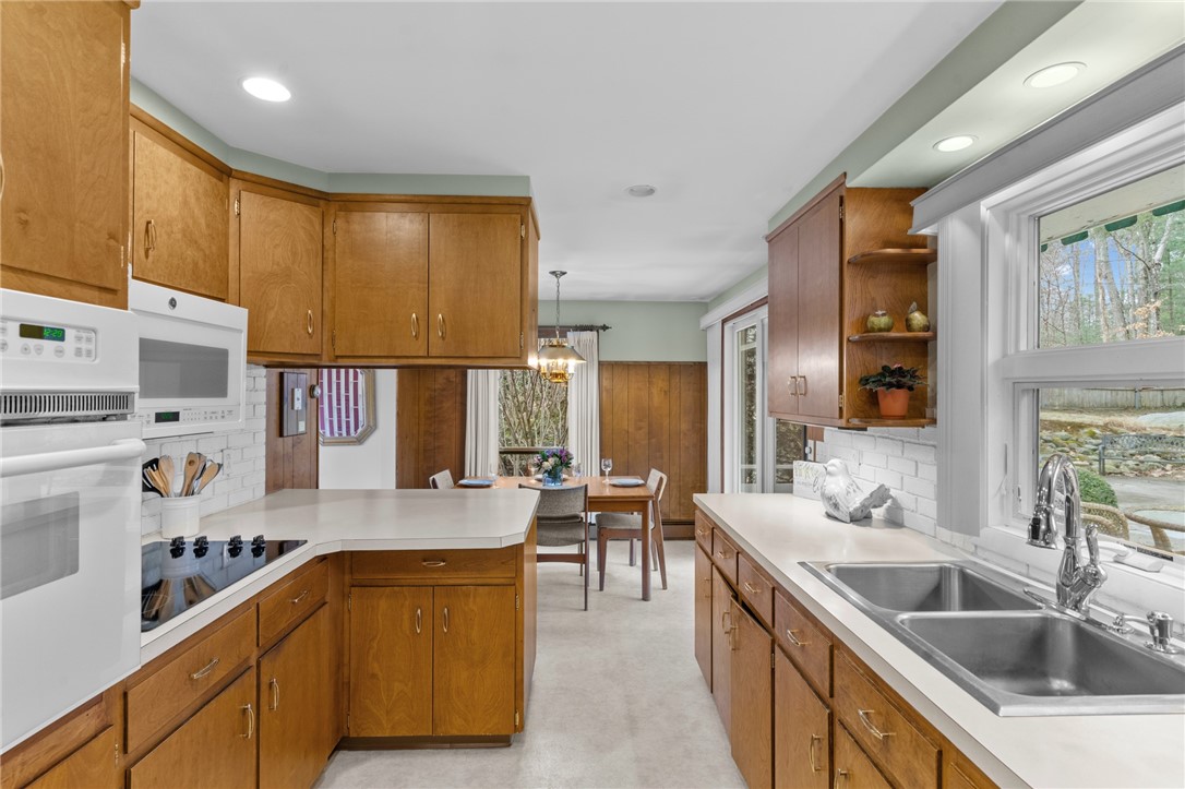 21 Colonial Road Scituate, RI 02857 - Photo 11 of 36
