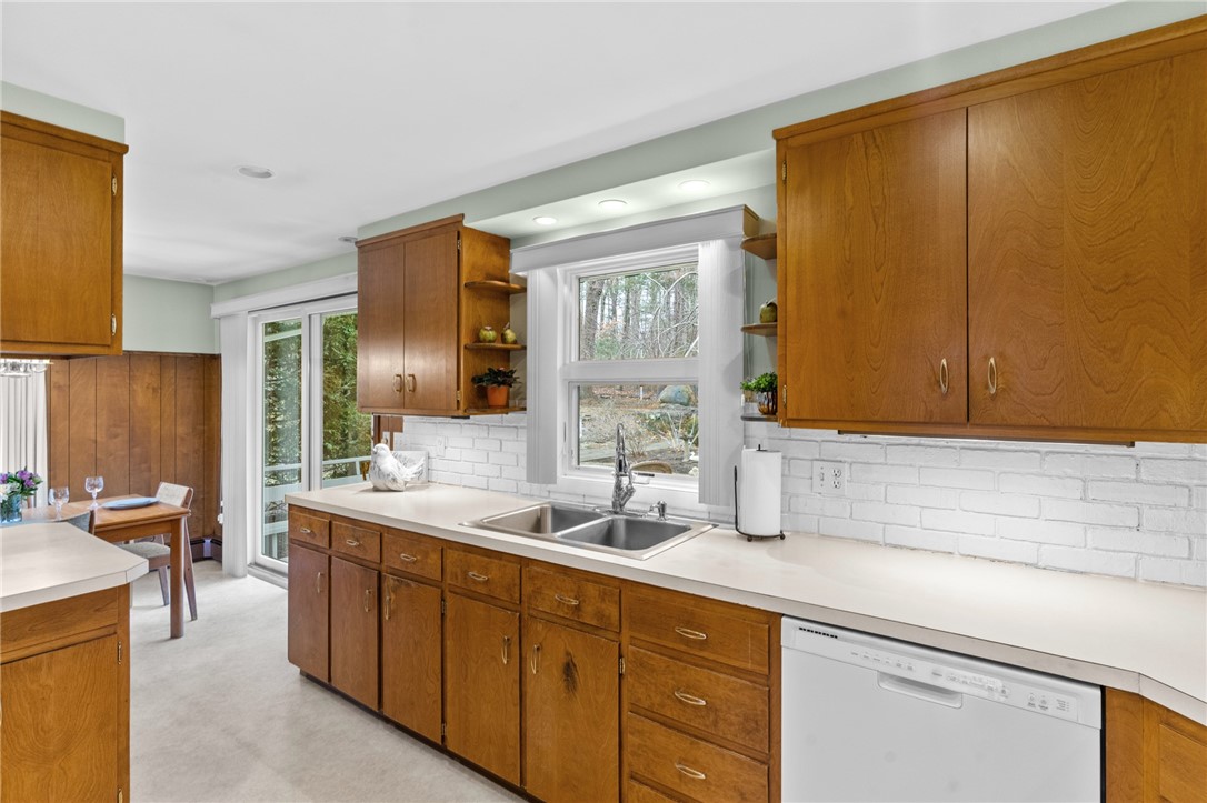 21 Colonial Road Scituate, RI 02857 - Photo 13 of 36