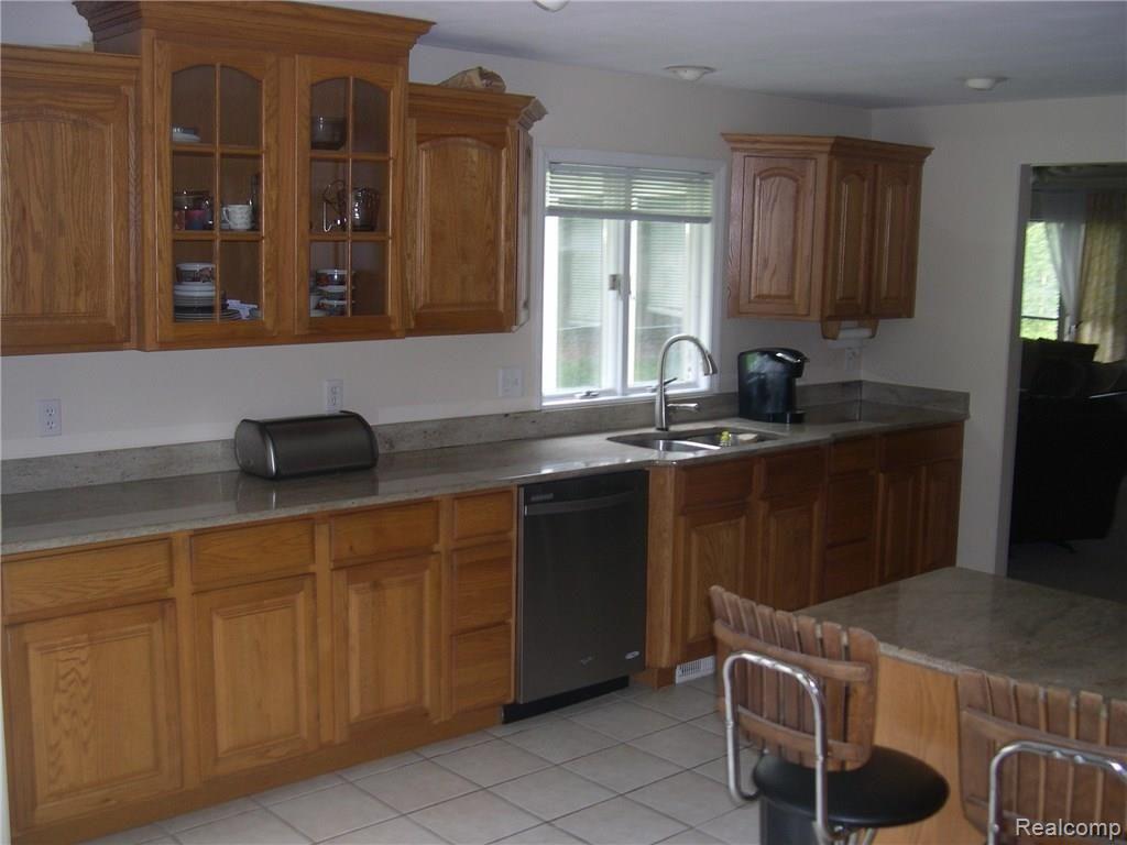10219 Farmington Road Livonia, MI 48150 - Photo 13 of 34 BEAUTIFUL OAK KITCHEN