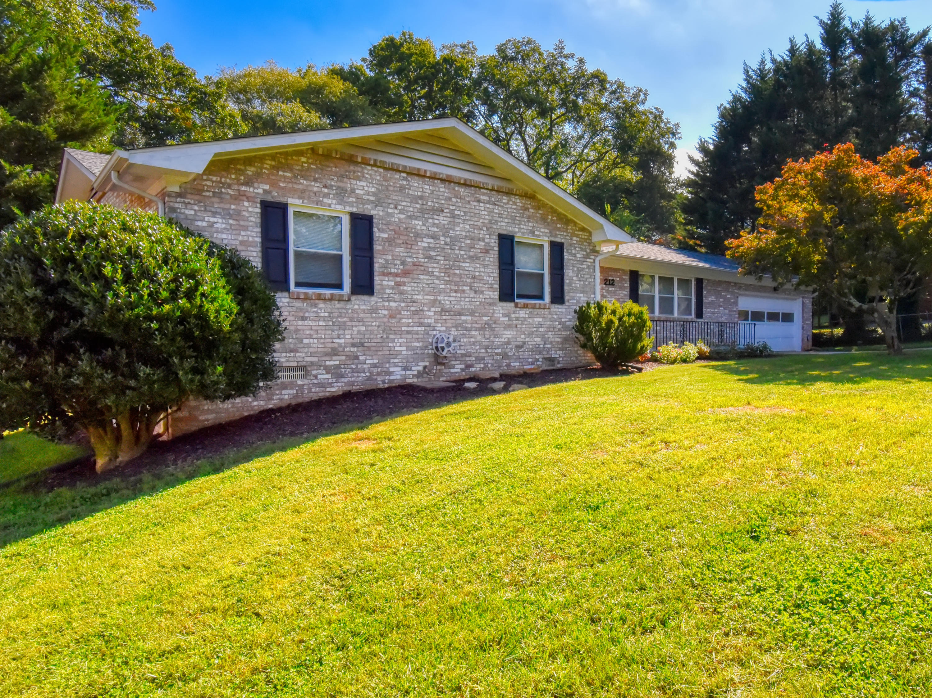 212 Brandon Road Knoxville, TN 37922 - Photo 3 of 20 212 Brandon
