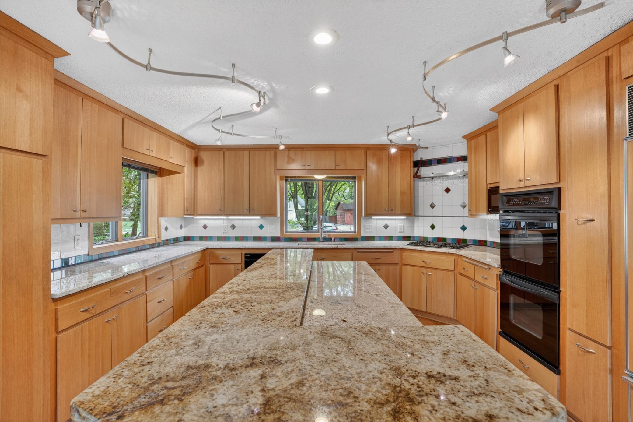 8655 Hunters Way Apple Valley, MN 55124 - Photo 4 of 34