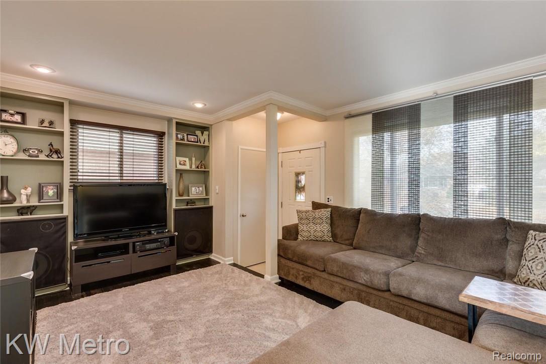 632 Meadow Lane Rochester, MI 48307 - Photo 3 of 18 632 Meadow Lane Rochester MI-large-003-2-Living Room-1500x1000-72dpi.jpg